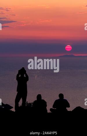 Ein Tourist macht ein Bild von einem wunderschönen Sonnenuntergang aus der Adria. Die Touristen sind auf dem Gipfel des Berges SRD, über Dubrovnik, Südkroatien Stockfoto