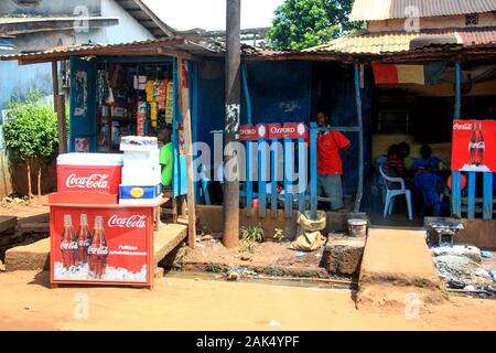 Außenansicht eines sehr einfachen Restaurants oder einer Bar neben der Feldstraße in Conakry, Guinea, Westafrika Stockfoto