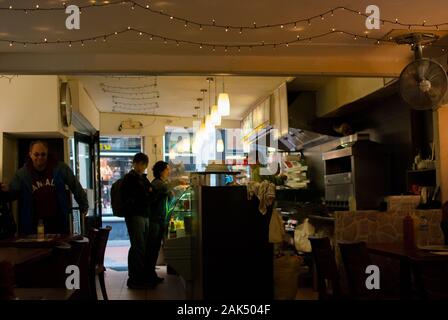 Im Inneren eines Restaurants mit weihnachtslicht, das an der Decke hängt Stockfoto