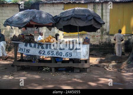 Blick auf einen sehr einfachen Lebensmittelstall neben der Straße in Conakry, Guinea, Westafrika Stockfoto