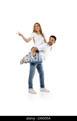 Mann, junge Frau auf seinem Rücken. Freund huckepack mit Freundin auf weißem Hintergrund Stockfoto