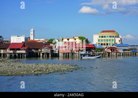 GEORGE TOWN, Penang, Malaysia - 6 Dec 2019 - Blick auf die George Town Waterfront vom Kauen Clan Bootsanleger im historischen Georgetown, Penang, Malaysia, ein UN Stockfoto