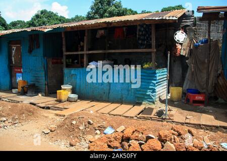 Außenansicht eines sehr einfachen Restaurants oder einer Bar neben der Feldstraße in Conakry, Guinea, Westafrika Stockfoto