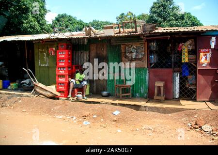 Außenansicht eines sehr einfachen Restaurants oder einer Bar neben der Feldstraße in Conakry, Guinea, Westafrika Stockfoto