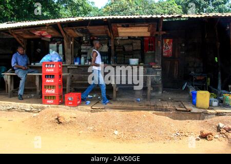 Außenansicht eines sehr einfachen Restaurants oder einer Bar neben der Feldstraße in Conakry, Guinea, Westafrika Stockfoto