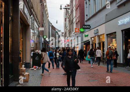 Menschen zu Fuß rund um die Innenstadt Stockfoto