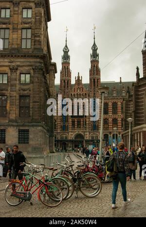 Gebäude in Amsterdam im Freien mit vielen Fahrrädern, die auf dem Bürgersteig geparkt sind Stockfoto