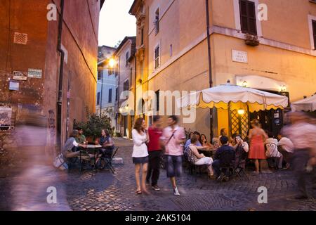 Stadtteil Trastevere: Bar in der Via Scala, am Abend, Rom | Verwendung weltweit Stockfoto