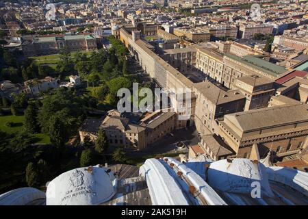 Blick von der Kuppel der Peterskirche in die Vatikanischen Gärten und in die Vatikanischen Museen, Rom | Verwendung weltweit Stockfoto