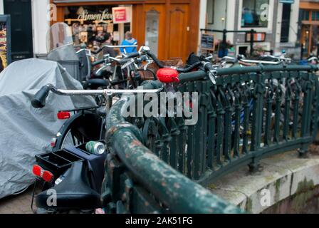 Geparkt Fahrrad Green Grid der Brücke und auf der Rückseite die Menschen passieren mit Restaurant und Café Stockfoto