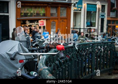 Geparkt Fahrrad Green Grid der Brücke und auf der Rückseite die Menschen passieren mit Restaurant und Café Stockfoto