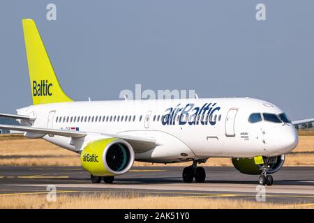 Paris, Frankreich, 16. August 2018: Air Baltic Airbus A220 Flugzeug am Flughafen Paris Charles de Gaulle (CDG) in Frankreich. Airbus ist ein Flugzeug herstellen Stockfoto