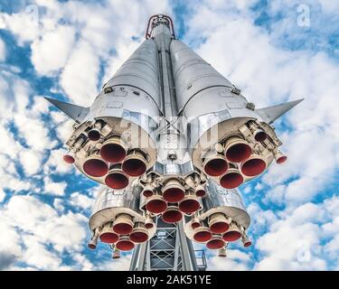 Die weltweit ersten bemannten Rakete "Wostok" in einer Ausstellung in der Stadt Moskau, Russland 2019-10-05. Stockfoto