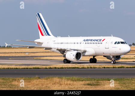 Paris, Frankreich, 16. August 2018: Air France Airbus A319 Flugzeug am Flughafen Paris Charles de Gaulle (CDG) in Frankreich. Airbus ist ein Flugzeug herstellen Stockfoto