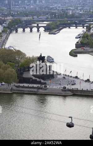 Koblenz: Blick von der Festung Ehrenbreitstein auf das Deutsche Eck mit dem Kaiser-Wilhelm-Denkmal, muendung der Mosel in den Rhein, Mosel | Verwendung wor Stockfoto