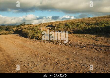 Holz- Hof neben der Piste auf Tiefland namens Pampa in der Nähe von Cambara do Sul. Eine Stadt mit natürlichen Sehenswürdigkeiten im Süden Brasiliens. Stockfoto