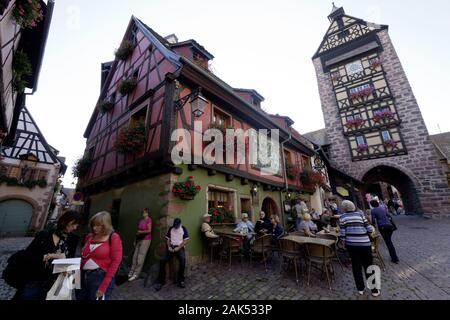 Riquewihr: Restaurant in der Rue General de Gaulle vor dem Stadtturm Dolder, Elsass | Verwendung weltweit Stockfoto