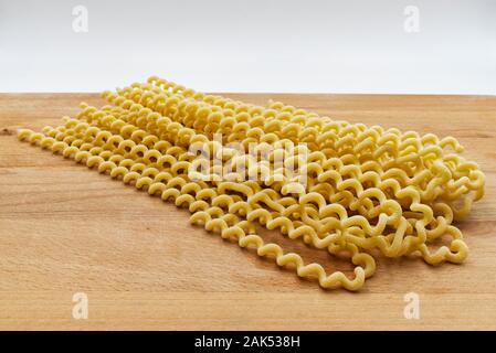 Raw Fusilli Lunghi Bucati. Traditionelle italienische Pasta auf hölzernen Tisch Stockfoto