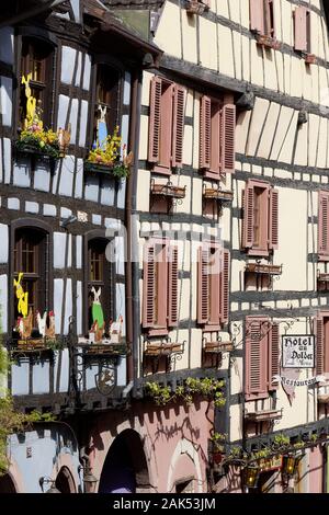 Riquewihr: fachwerkhaeuser in der Rue du General de Gaulle, Elsass | Verwendung weltweit Stockfoto