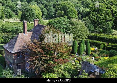 Royal Tunbridge Wells: Blick in den Kraeutergarten von Sissinghurst Castle, historischer Landsitz bei Canterbury, Suedengland | Verwendung weltweit Stockfoto