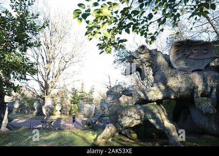 (200107) - bomarzo, Januar 7, 2020 (Xinhua) - ein Junge spielt im Park der Monster in Bomarzo, Italien, Jan. 3, 2020. Bomarzo, einem Dorf in der Region Latium am Fuße des Monte Cimino, besitzt ein einzigartiges Werk, das Haus der Wunder, auch genannt der Heilige Wald oder Park der Monster.lt wurde von Herzog von Bomarzo, Vicino Orsini konstruiert und Architekten Pirro Ligorio 1552. Dieses italieners Stil Garten folgt geometrische und Perspektive Rationalität mit Verzierungen wie breiten Terrassen, Brunnen mit Wasser spielen und Manieristischen Skulpturen. (Xinhua / Cheng Tingting) Stockfoto