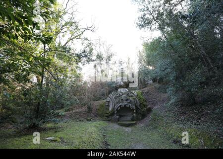 Bomarzo. 3 Jan, 2020. Foto auf Jan. 3, 2020 zeigt die Skulpturen im Park der Monster in Bomarzo, Italien. Bomarzo, einem Dorf in der Region Latium am Fuße des Monte Cimino, besitzt ein einzigartiges Werk, das Haus der Wunder, auch genannt der Heilige Wald oder Park der Monster.lt wurde von Herzog von Bomarzo, Vicino Orsini konstruiert und Architekten Pirro Ligorio 1552. Dieses italieners Stil Garten folgt geometrische und Perspektive Rationalität mit Verzierungen wie breiten Terrassen, Brunnen mit Wasser spielen und Manieristischen Skulpturen. Credit: Cheng Tingting/Xinhua/Alamy leben Nachrichten Stockfoto