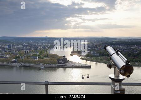 Koblenz: Blick von der Festung Ehrenbreitstein auf das Deutsche Eck mit dem Kaiser-Wilhelm-Denkmal, muendung der Mosel in den Rhein, Mosel | Verwendung wor Stockfoto
