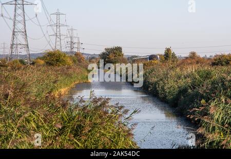 Gravesend, England, Großbritannien - 21 September 2010: Eine südöstliche "Javelin" Zug fährt entlang der North Kent Linie an der Themse und Medway Canal in der Nähe von Stockfoto