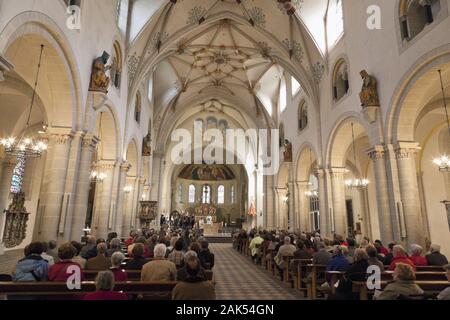 Koblenz: Blick in den Chor der katholischen Kirche St. Kastor in der Altstadt, Mosel | Verwendung weltweit Stockfoto