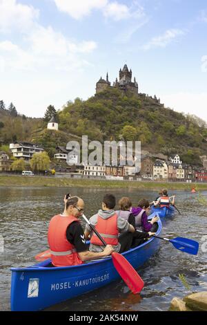 Cochem: Kanufahrt auf der Mosel mit Blick auf die Reichsburg, Mosel | Verwendung weltweit Stockfoto