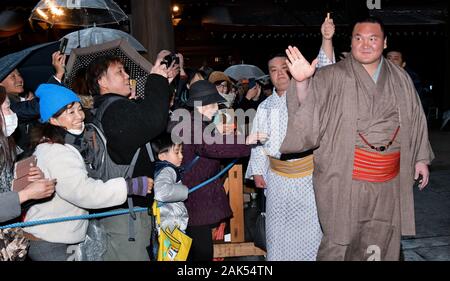 Tokio, Japan. 07 Jan, 2020. Mongolische Grand Sumo champion Yokozuna Hakuho Blätter von Meiji Schrein nach dem führt die Eingabe von Zeremonie für das Engagement des neuen Jahres in Tokio, Japan am Dienstag, 7. Januar 2020. Ihre an der Gaihaiden aufgrund der regen durchgeführt. Meiji Schrein hat zwei Gottesdienst Halle für Rituale und Anbetung, die äußeren Schrein ist Gaihaiden genannt, inneren Heiligtum ist Naihaiden genannt. Foto von keizo Mori/UPI Quelle: UPI/Alamy leben Nachrichten Stockfoto