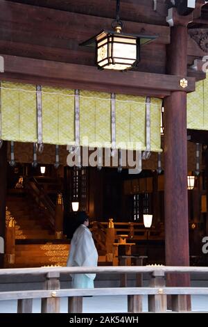 Tokio, Japan. 07 Jan, 2020. Ein Shinto Priester ist auf Naihaiden am Meiji Schrein in Tokio, Japan am Dienstag, 7. Januar 2020 gesehen. 2020 markiert das 100-jährige Jubiläum der Festschreibung der Geister von Kaiser Meiji und Empress Shoken am Meiji Schrein. Foto von keizo Mori/UPI Quelle: UPI/Alamy leben Nachrichten Stockfoto