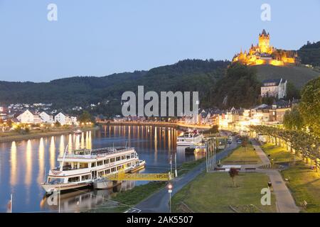 Cochem: Blick auf die Mosel mit Moselpromenade und Reichsburg, am Abend, Mosel | Verwendung weltweit Stockfoto