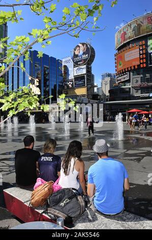 Toronto: "Menschen mit dem Yonge-Dundas Square in Downtown, Kanada Osten | Verwendung weltweit Stockfoto