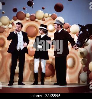 Schlagerfestival 1925, Musiksendung, Deutschland 1975 Mitwirkende: Ernst H. Hilbich, Barbara Schöne, Kurt Kusawe Stockfoto