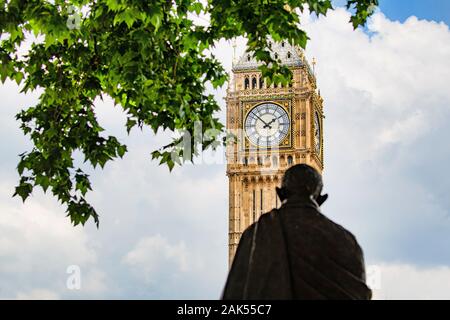 Silhouette der Statue von Gandhi indischer Rechtsanwalt, anti-kolonialen nationalistischen und politischen Ethiker vor Big Ben, Westminster, London. Stockfoto