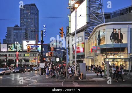 Toronto: Yonge-Dundas Square in der Innenstadt, am Abend, Kanada Osten | Verwendung weltweit Stockfoto