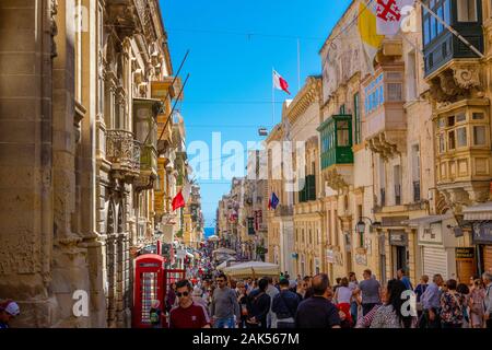 Valletta, Malta - 1. Mai 2019: typischen schmalen maltesischen Straßen mit bunten traditionellen Fenster und Fensterläden aus Holz und Balkone, klare blaue Himmel auf einer Stockfoto