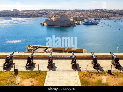 Fort St. Angelo in Nouméa und salutierte Akku bei barakka Gardens in Valletta, Malta Stockfoto