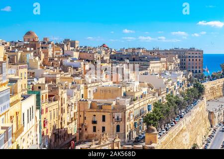 Alte Befestigungsanlagen von Valletta, mittelalterliche Burg Stadt Steinmauern Festung, Grand Harbour in Valletta, Malta Stockfoto