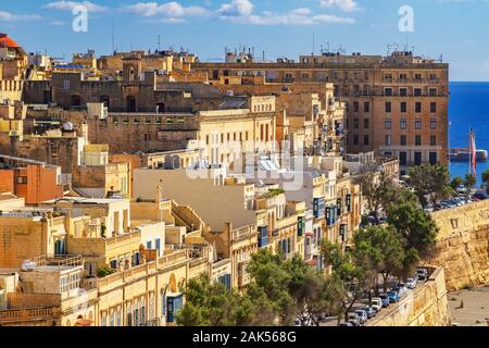 Alte Befestigungsanlagen von Valletta, mittelalterliche Burg Stadt Steinmauern Festung, Grand Harbour in Valletta, Malta Stockfoto