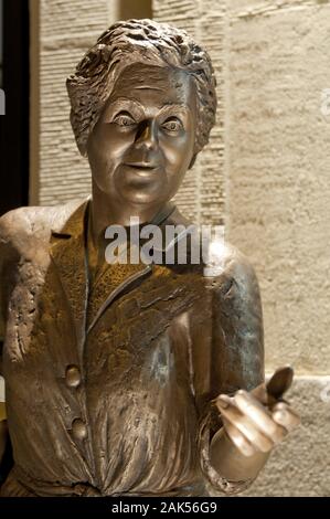 Bronzestatue von Heidi Kabel am Ohnsorg-Theater mit dem Heide-Kabel-Platz 1, Hamburg | Verwendung weltweit Stockfoto