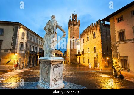 Arezzo: Statue Ferdinando I. de Medici und Palazzo Comunale auf der Piazza del Duomo, am Abend, Toskana | Verwendung weltweit Stockfoto