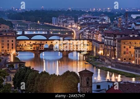 Florenz: Blick von der Piazzale Michelangelo in Ponte Vecchio und Stadt, am Abend, Toskana | Verwendung weltweit Stockfoto