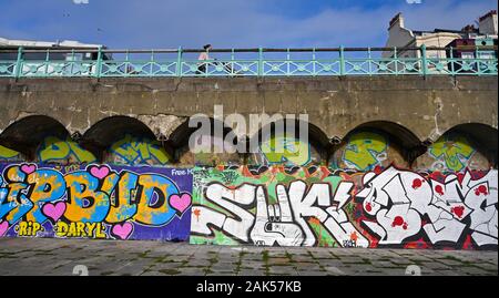 Brighton UK 7. Januar 2020 - ein schöner Tag für einen Spaziergang durch Brighton Palace Pier aber nassen und windigen Wetter Prognose über Großbritannien in den nächsten Tagen zu verbreiten. Foto: Simon Dack/Alamy leben Nachrichten Stockfoto