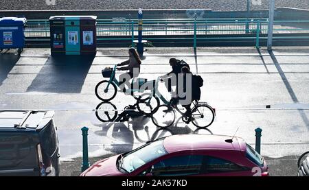 Brighton UK 7. Januar 2020 - Radfahrer geniessen Sie einen sonnigen Tag in Brighton, aber nass und windig Wettervorhersage ist in Großbritannien in den nächsten Tagen zu verbreiten. Foto: Simon Dack/Alamy leben Nachrichten Stockfoto