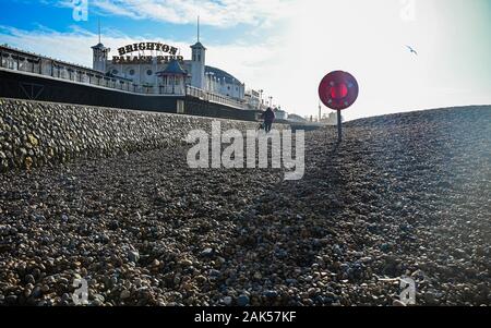 Brighton UK 7. Januar 2020 - ein schöner Tag für einen Spaziergang durch Brighton Palace Pier aber nassen und windigen Wetter Prognose über Großbritannien in den nächsten Tagen zu verbreiten. Foto: Simon Dack/Alamy leben Nachrichten Stockfoto