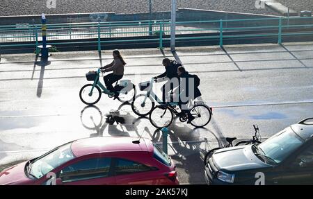 Brighton UK 7. Januar 2020 - Radfahrer geniessen Sie einen sonnigen Tag in Brighton, aber nass und windig Wettervorhersage ist in Großbritannien in den nächsten Tagen zu verbreiten. Foto: Simon Dack/Alamy leben Nachrichten Stockfoto