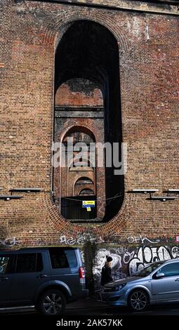 Brighton UK 7. Januar 2020 - Sonne und Schatten durch die Londoner Straße Viadukt Tag in Brighton, aber nassen und windigen Wetter Prognose über Großbritannien in den nächsten Tagen zu verbreiten. Foto: Simon Dack/Alamy leben Nachrichten Stockfoto