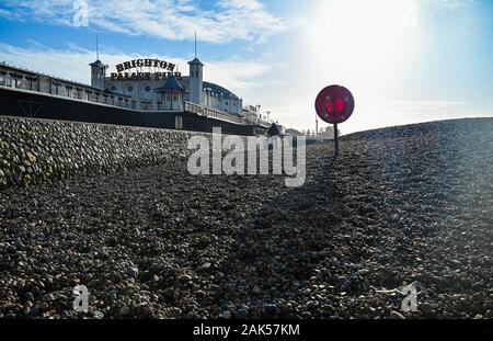 Brighton UK 7. Januar 2020 - ein schöner Tag für einen Spaziergang durch Brighton Palace Pier aber nassen und windigen Wetter Prognose über Großbritannien in den nächsten Tagen zu verbreiten. Foto: Simon Dack/Alamy leben Nachrichten Stockfoto